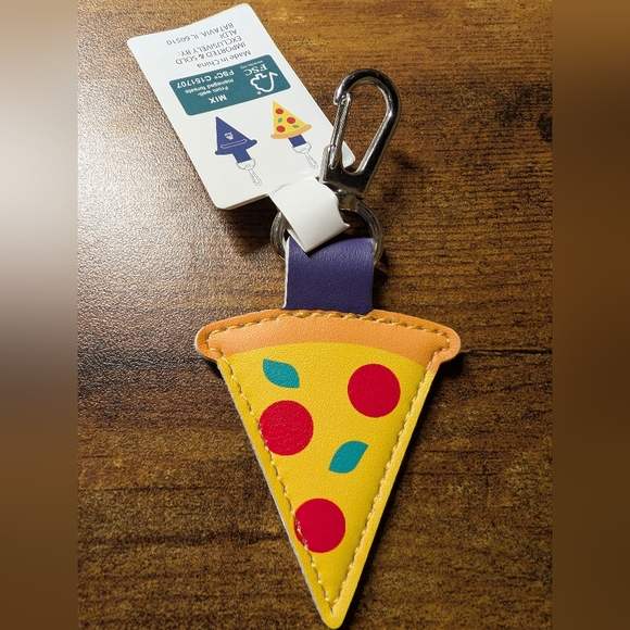 Aldi 2025 Pizza Quarter Keeper Key and Quarter Holder Keychain NWT - Picture 1 of 7
